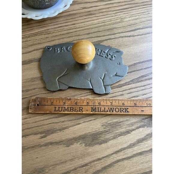 Vintage Cast Iron Bacon Press Metal Pig Shape Bacon Press with Wood Handle - Picture 3 of 4